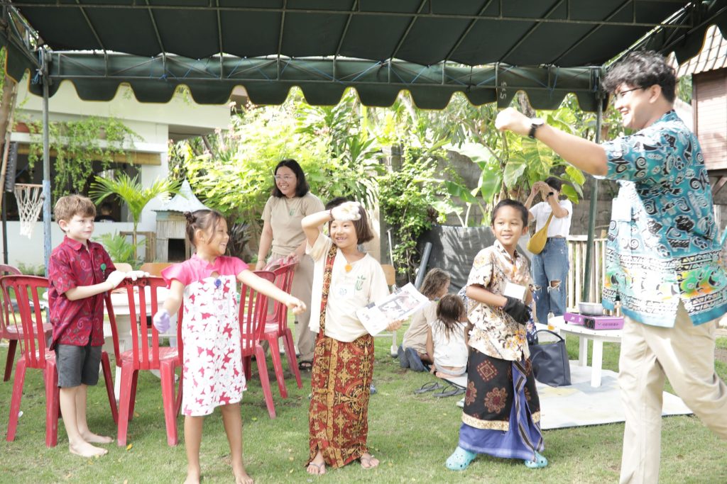 Batik Squad attrack guests to visit their booth